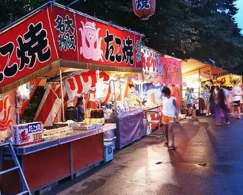 Mercato illuminato nella zona di Hakone