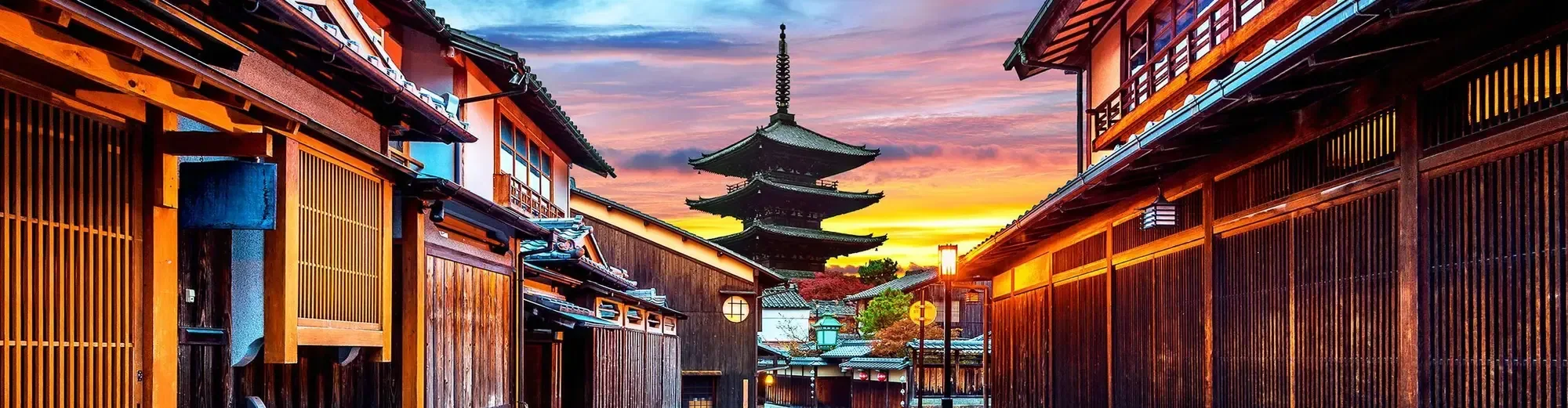Una strada tradizionale di Kyoto al tramonto