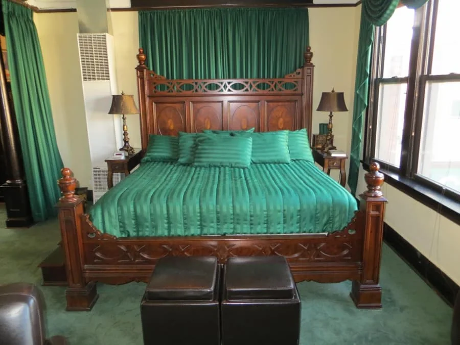 Camera con letto a baldacchino