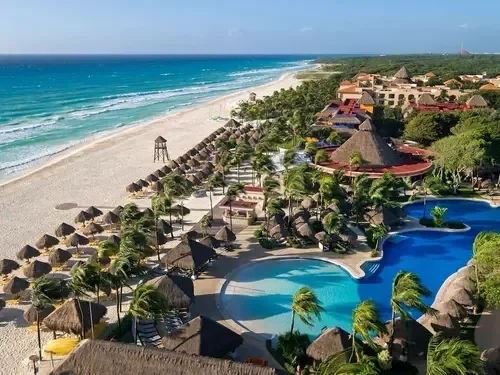 Vista dall’alto dell’Iberostar Waves Quetzal e della spiaggia