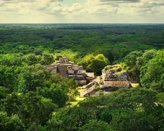 Sito archeologico maya nella foresta