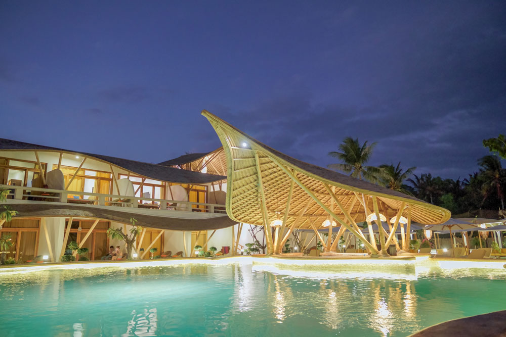 La piscina del Pearl Sunset Resort al crepuscolo
