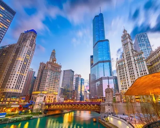 Grattacieli e fiume di Chicago