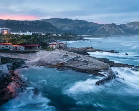 Scogliere e mare di Hermanus