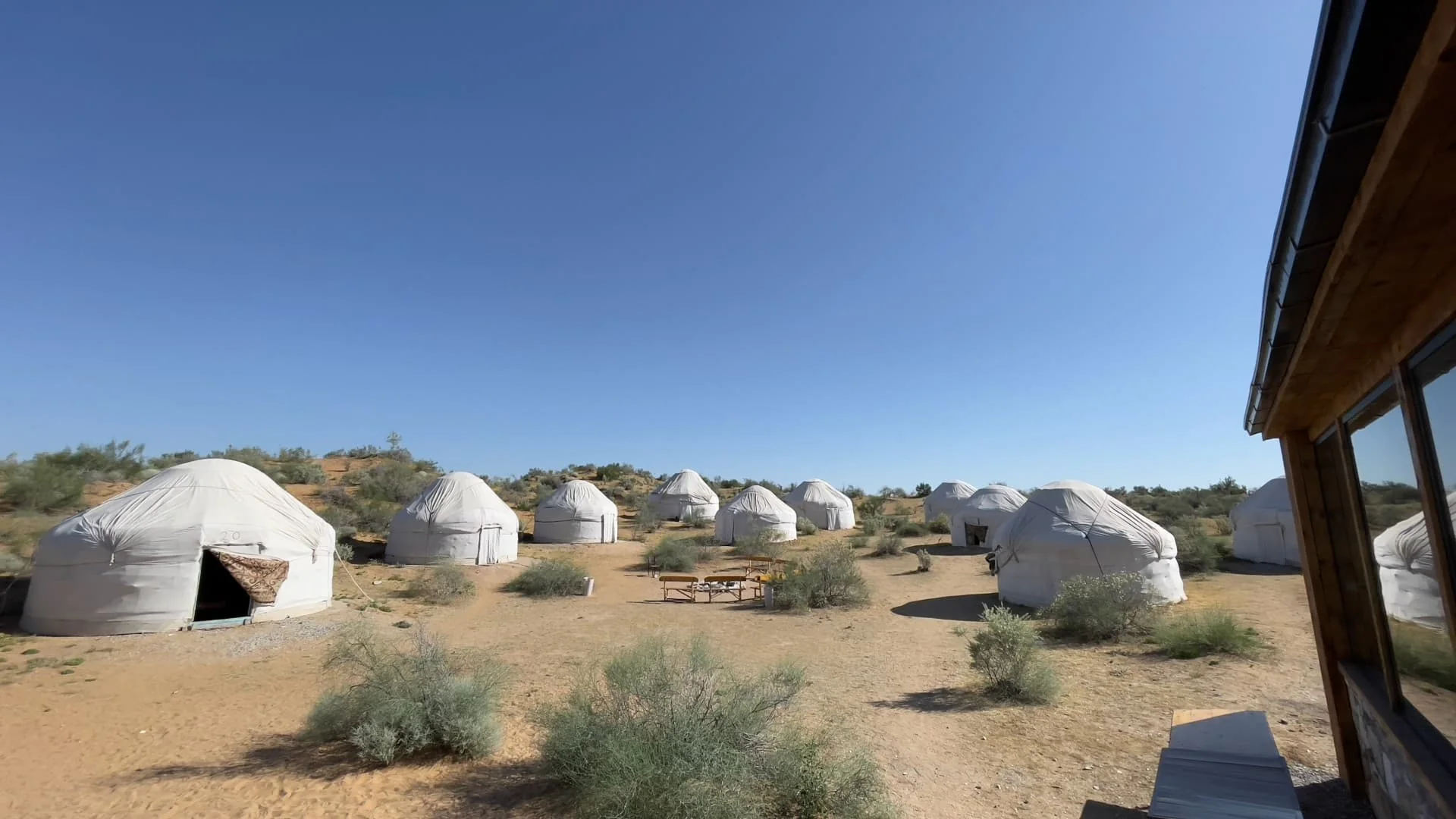 Campo di yurte nel deserto